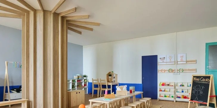 Pro nejmenší je připravené dětské hřiště a zábavný miniklub (pro děti ve věku 5–12 let), který je otevřený během letní sezóny.