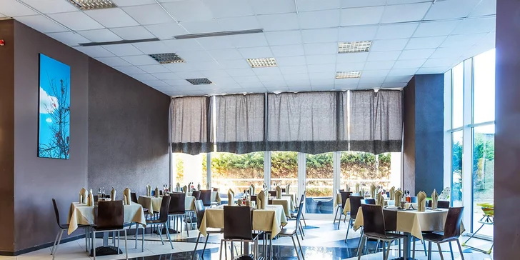 Hlavní restaurace funguje jako galerie chutí, kde se každé sousto odehrává s kulisou nekonečné mořské hladiny. 