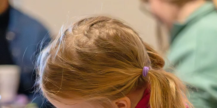 Během 2,5 hod. nabitých zážitky se malí umělci pustí do zdobení pravých koňských podkov pro štěstí.