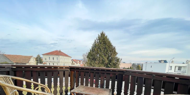 K většině pokojů patří vlastní balkon nebo společná terasa s posezením.
