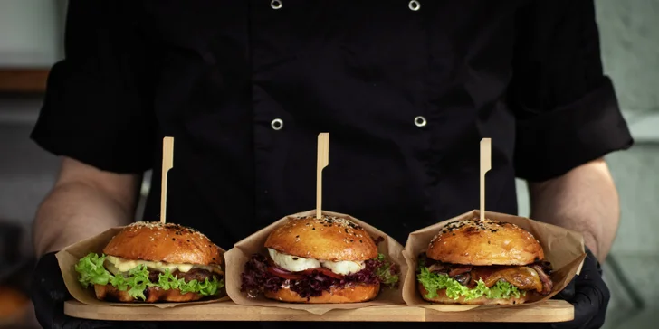 V nabídce je jelení, hovězí či vegetariánský burger.