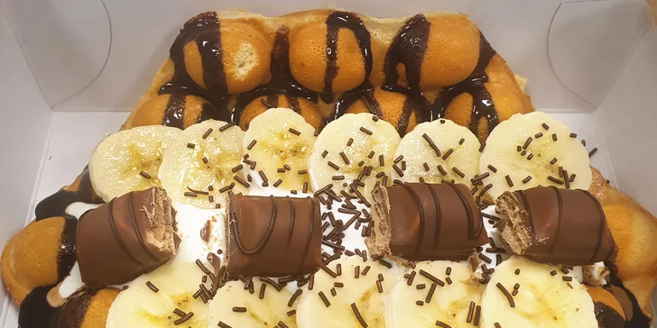 Vafli si můžete nechat nazdobit třeba jahodami, karamelovým topingem, banánem či nutelou.
