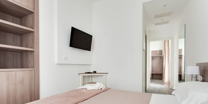 Pokoj doplňuje 32palcová LCD televize, Wi‑Fi, trezor a na vyžádání také naplněný minibar (za poplatek).

