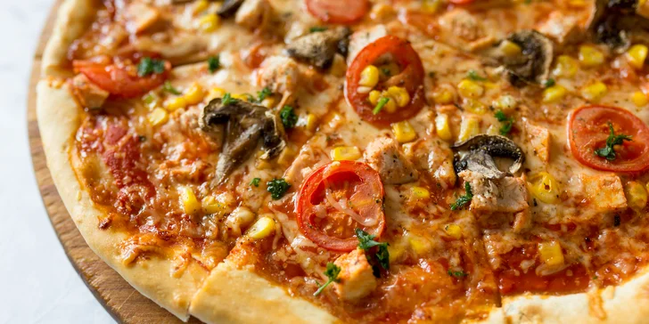 Nechce sa vám nikam chodiť? Objednajte si donášku a svoj pizza úlovok si vychutnajte v pohodlí svojho domova. V rámci Košíc máte donášku už v cene.