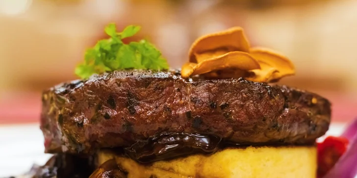 Steak z roštěné, lanýžová polenta, frikasee s hřiby, žampionové chipsy. To je první možnost.