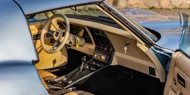 Interiér vozu Chevrolet Corvette V8 1978.