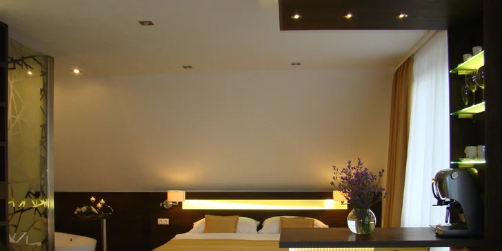 Bydlet budete v pokoji kategorie VIP Lux. Najdete tu LED TV s úhlopříčkou 120 cm, minibar a kávovar.