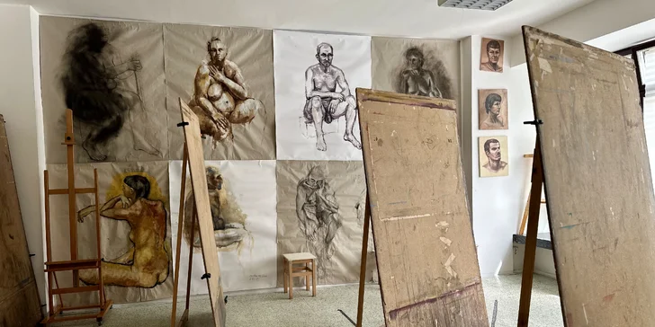 Pokud byste chtěli kreslit na něco pevnějšího, bude možné si na místě přikoupit akvarelový karton o velikosti 150 × 120 cm.