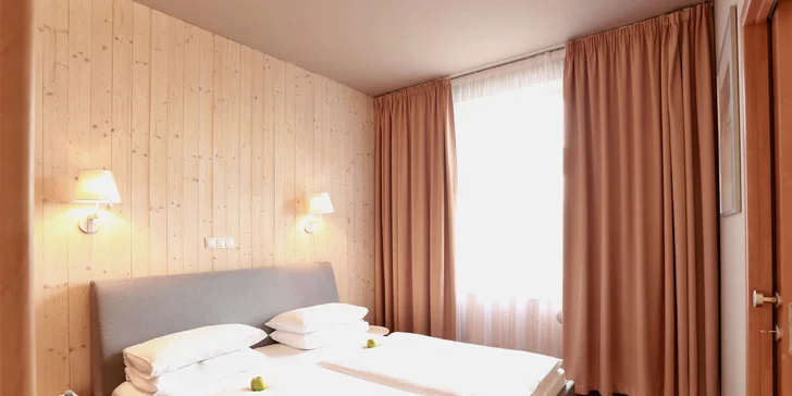 Apartmány Suite mají ložnici s manželskou postelí a obývací pokoj. 