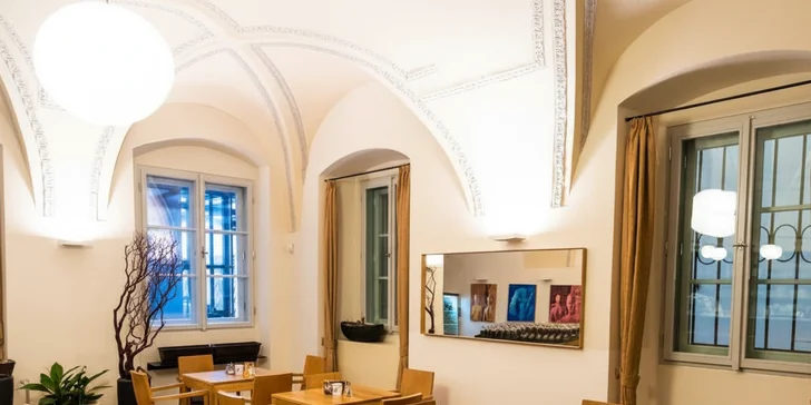 V přízemí hotelu je kavárna, ve sklepení vinárna. 