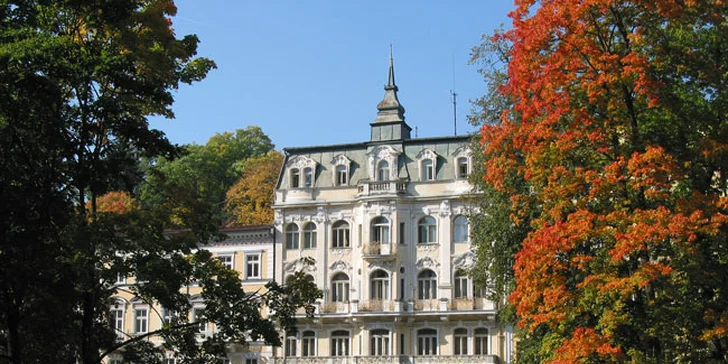 Hotel stojí přímo na Hlavní třídě u lázeňského parku.