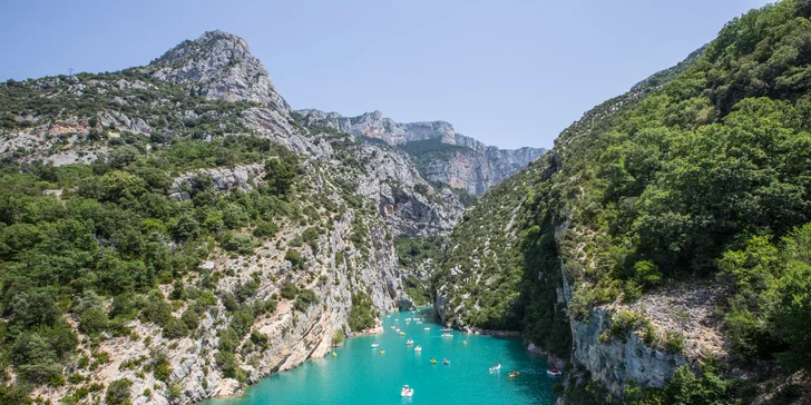 Dojedete k překrásnému jezeru Lac de Sainte Croix, ve kterém se můžete vykoupat a zapůjčit si kánoe nebo šlapadla, na kterých vplujete do Canyon du Verdon.