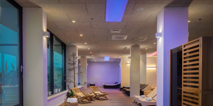 Nechýba ani wellness oáza s relaxačnou zónou a saunami.