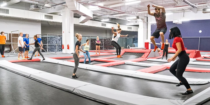 Hodina v Jump Academy Brno: trampolíny, ninja dráha, parkour zóna, obří bazén s houbičkami a 9D kino