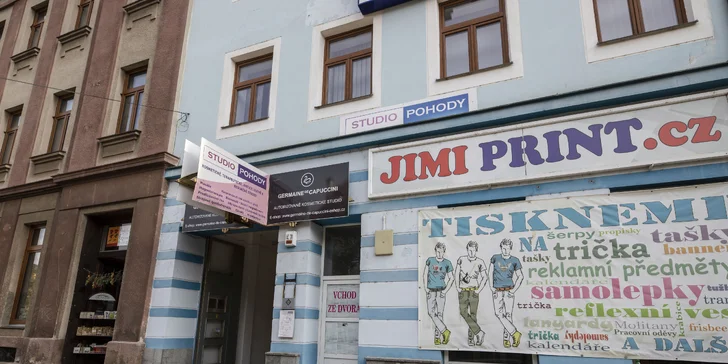  Studio najdete u Mikulášského náměstí.