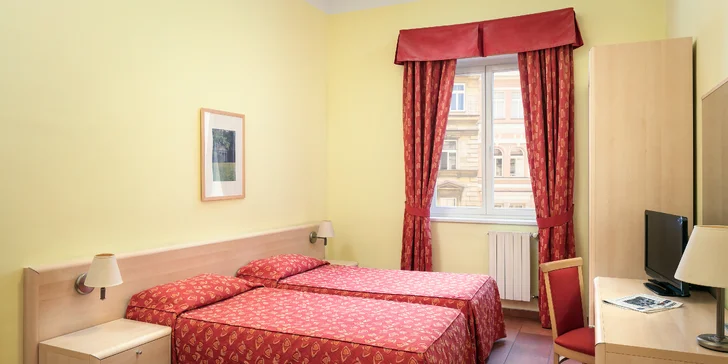 Dvoulůžkový pokoj (25 m²) zahrnuje manželskou postel nebo dvě postele oddělené.