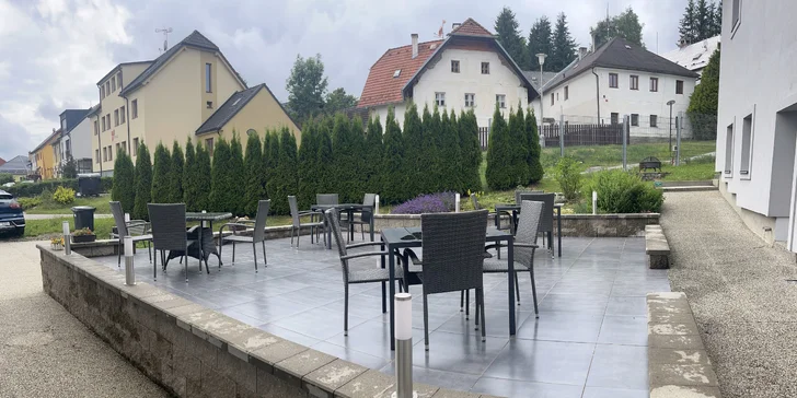 Relaxovat můžete na venkovní terase s posezením.