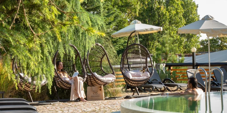Pro hosty, kteří hledají osvěžení v unikátním prostředí, nabízí hotel bio-bazén s oblázkovým dnem.