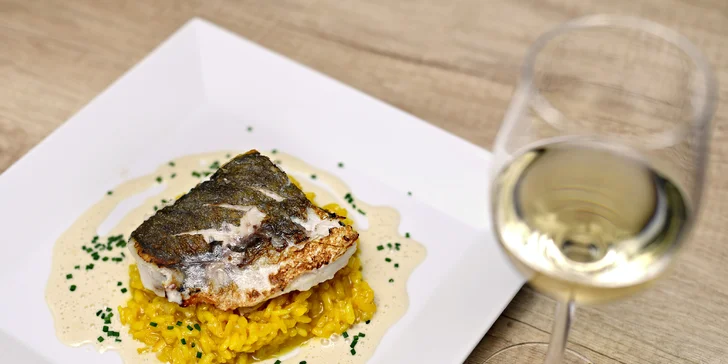 Pečený filet z mořské štiky (150 g) se šafránovým rizotem a omáčkou bagna càuda.
