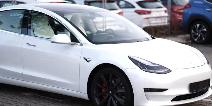 Užijte si jízdu budoucnosti v Tesle Model 3 Performance.