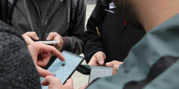 Celá výprava probíhá ve vašem mobilu, příběh je také namluvený.