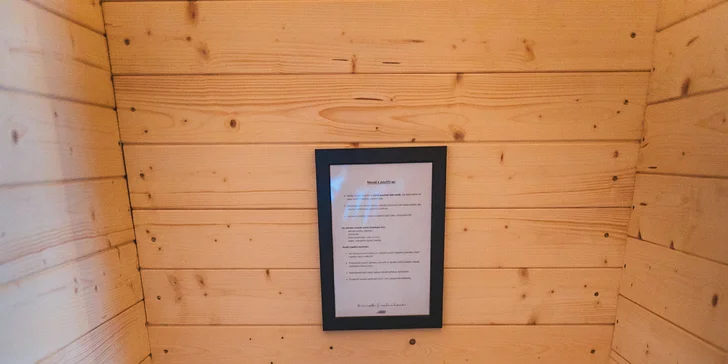Uvnitř maringotky je suchá eko toaleta. 