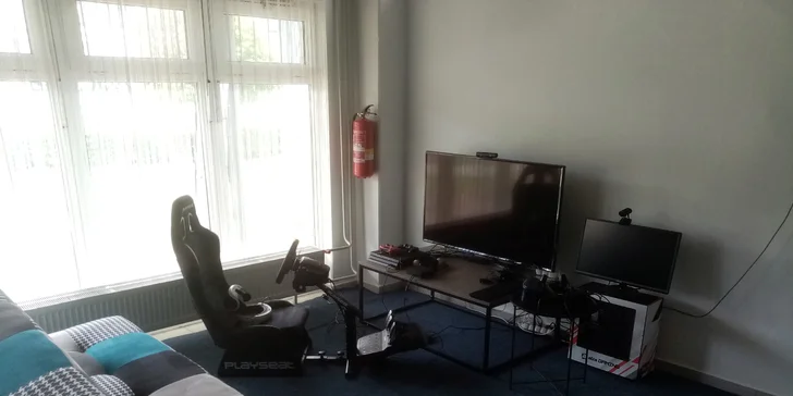 Závodní simulátor vám umožní si realisticky vychutnat závody na těch nejznámějších tratích z celého světa.