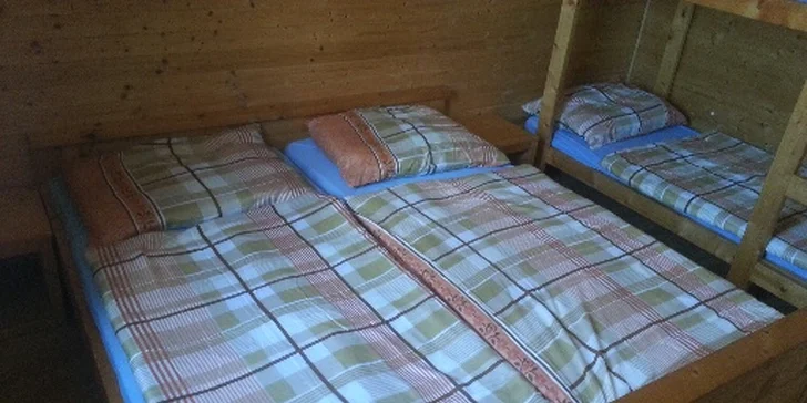 Chata je dvoupodlažní. V každém patře jsou pokoje a skříně na oblečení.
