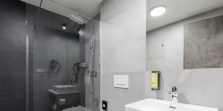 V modernej kúpeľni nájdete sprchu, WC, sušič na vlasy a toaletné potreby zdarma.