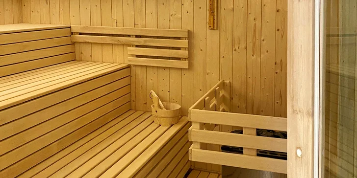 Součástí balíčku je neomezený vstup do wellness, kde najdete bazén, saunu a vířivku.