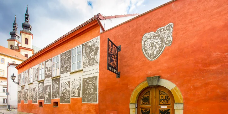 Penzion stojí na rohu Smetanova náměstí a Váchalovy ulice, cca 5 minut od zámku.