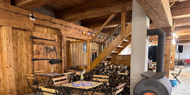 K dispozici je také společenský prostor v přízemí sýpky.