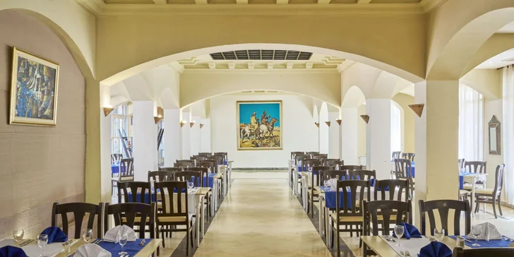 Kromě hlavní restaurace jsou tu i dvě à la carte restaurace a několik barů. 