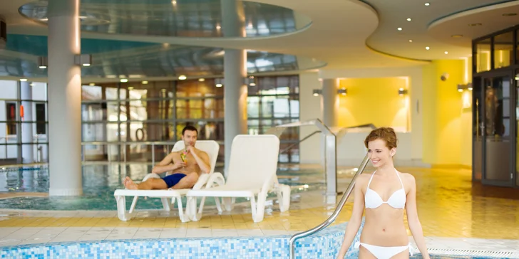 Neomezeně můžete využít wellness s bazénem, vířivkou a saunami.