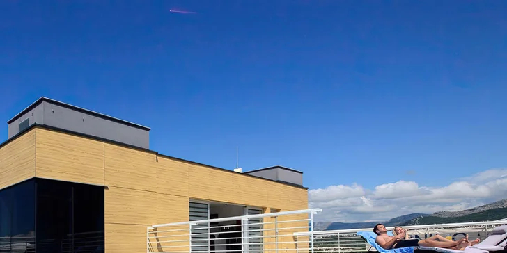 Hotel Split**** vám ponúkne moderný interiér a strešný bazén s božským výhľadom na Split.