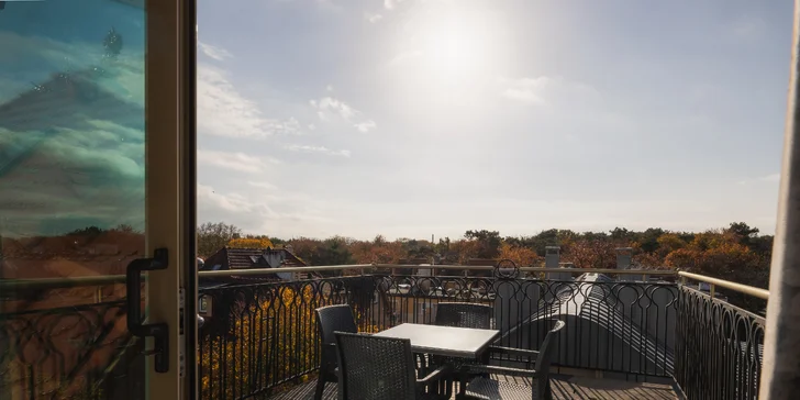 Apartmán Superior láka na veľkú terasu a modernú kúpeľňu s rohovou vaňou.