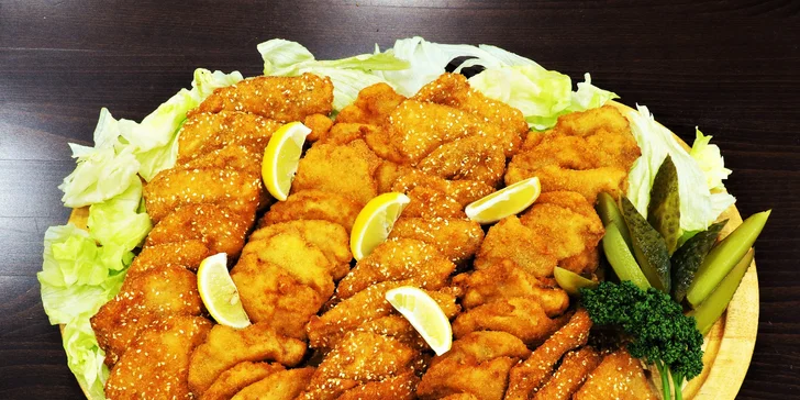 K 500 g vepřových a 500 kg kuřecích řízků vám smaozřejmě dají i pečivo a okurky.