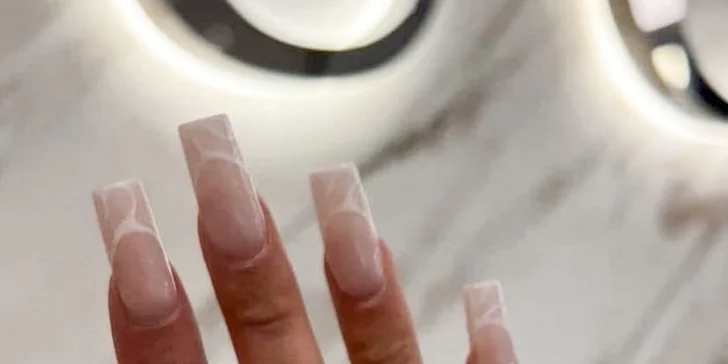 Kůžička se šetrně ošetří a následně vás čeká precizní aplikace gel laku nebo trendy modeláž gelových či akrylových nehtů.
