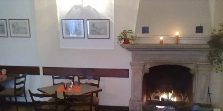 Interiér Zámecké restaurace Manětín.