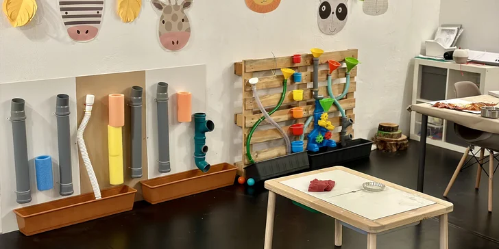 Děti se zde vydovádí při objevování barev a různých materiálů, jako je hlína, sliz, písek či modelína. 