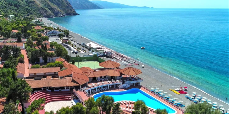 Resort je terasovitě rozmístěn jen kousek od moře.