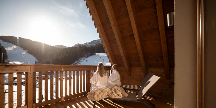 Ke každému pokoji náleží balkon s posezením a nádherným výhledem.