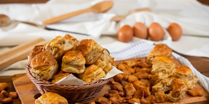 Domáce oškvarkové, syrové alebo pagáče s kyslou kapustou a slaninkou