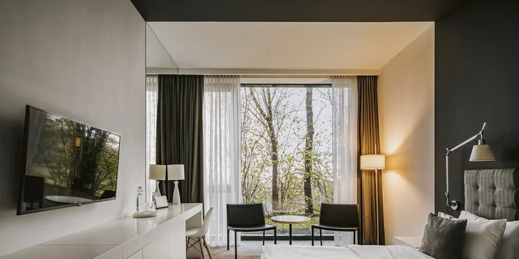 K některým patří klasický balkon, jiné mají prosklené stěny nebo třeba střešní okna s úžasným výhledem. 
