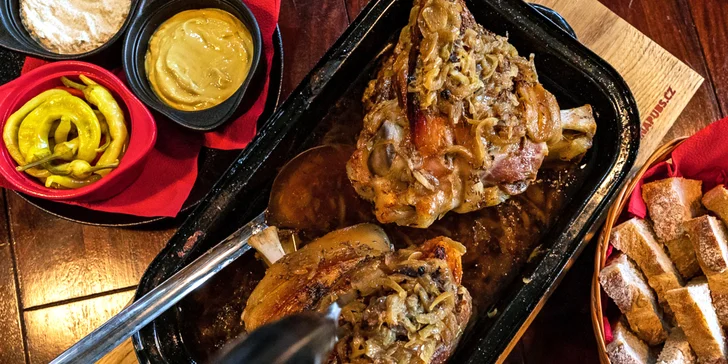 Součástí voucheru je koleno o váze 1,5 kg, čerstvý chléb, křen, hořčice a kozí rohy.
