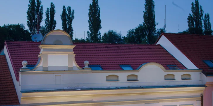 Hotel sa nachádza v štvrti Žižkov medzi domami z prelomu 19. a 20. storočia, ktorá je známa aj ako pražský Montmartre. 