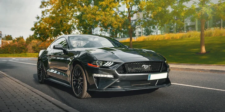 Co takhle Mustang GT 5.0 V8 manuál, v šedé nenápadné barvě s krásným zvukem díky upravenému výfuku?