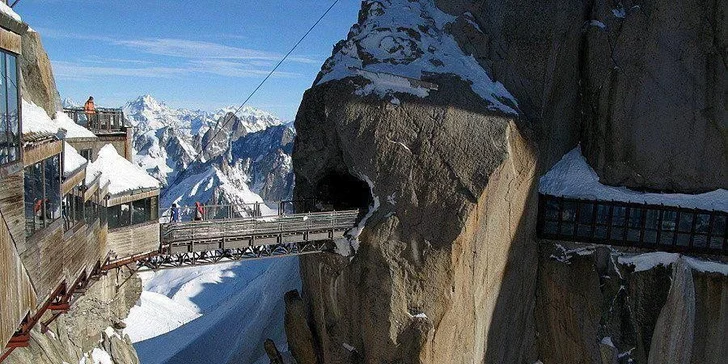Možnost výjezdu visutou lanovkou pod nejvyšší horu Evropy Mont Blanc na Aiguille du Midi (3842m).