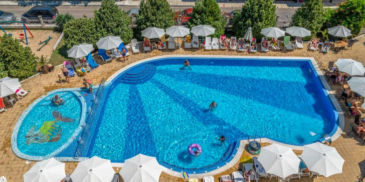 Hotel najdete v klidné části populárního letoviska Primorsko. 