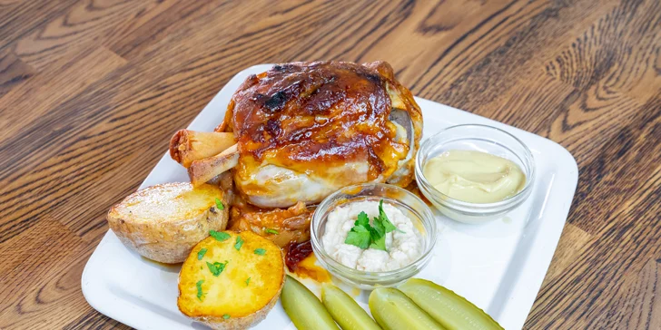 Dopřát si můžete také prkno s kolenem, křidélky a farmářskými bramborami pro 2 osoby.